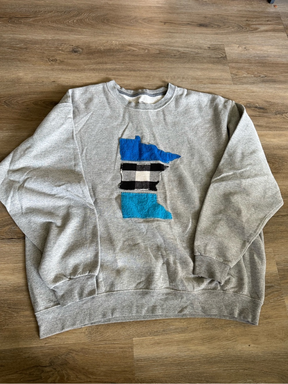 XL Gray Crewneck Sweatshirt with Handmade Blue Patch Minnesota Graphic